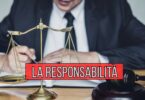 Bilancia della giustizia su una scrivania, con giudice al lavoro sullo sfondo e martelletto accanto, simbolo di responsabilità e Stato di diritto.