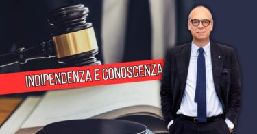 Martelletto del giudice su un libro aperto, con la scritta “Indipendenza e conoscenza” e il ritratto di Davide Giacalone sul tema del referendum sulla giustizia.