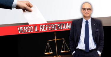llustrazione sul referendum sulla giustizia: una mano inserisce una scheda nell’urna, una bilancia della giustizia e Davide Giacalone in primo piano