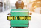 Rider con zaino verde per consegne a domicilio in scooter, con la scritta “Rider e Procura” in evidenza.