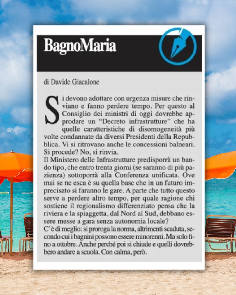 BagnoMaria Ombrelloni su una spiaggia italiana con la scritta “Bagnomaria”, metafora del rinvio sulle concessioni balneari nel Decreto Infrastrutture.