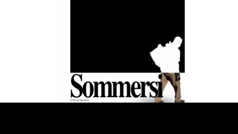 Sagoma di un uomo che emerge da un grande blocco nero con la scritta “Sommersi”, metafora del lavoro nero e dell’economia sommersa in Italia.
